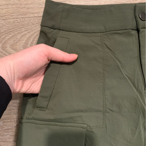 Athleta Green Cargo Shorts Size 8 - Picture 3 of 9